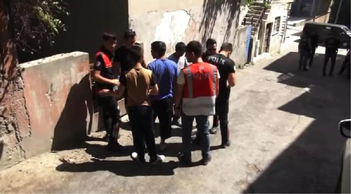 Fikirtepe\'de Kentsel Dönüşüm Nedeniyle Boşaltılan Binalarda Uyuşturucu Operasyonu