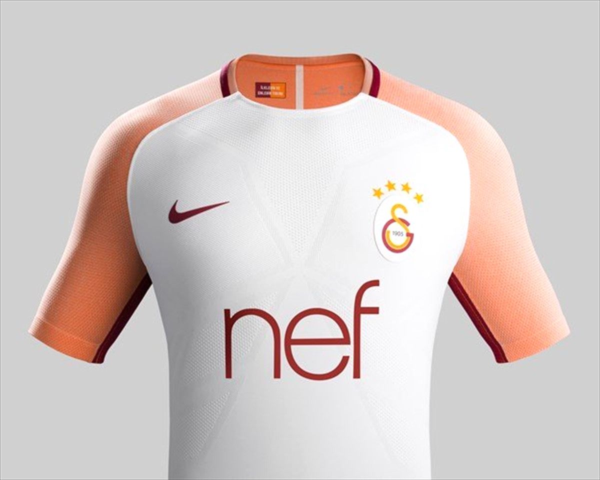 Galatasaray\'ın Dış Saha Forması Satışa Sunuldu