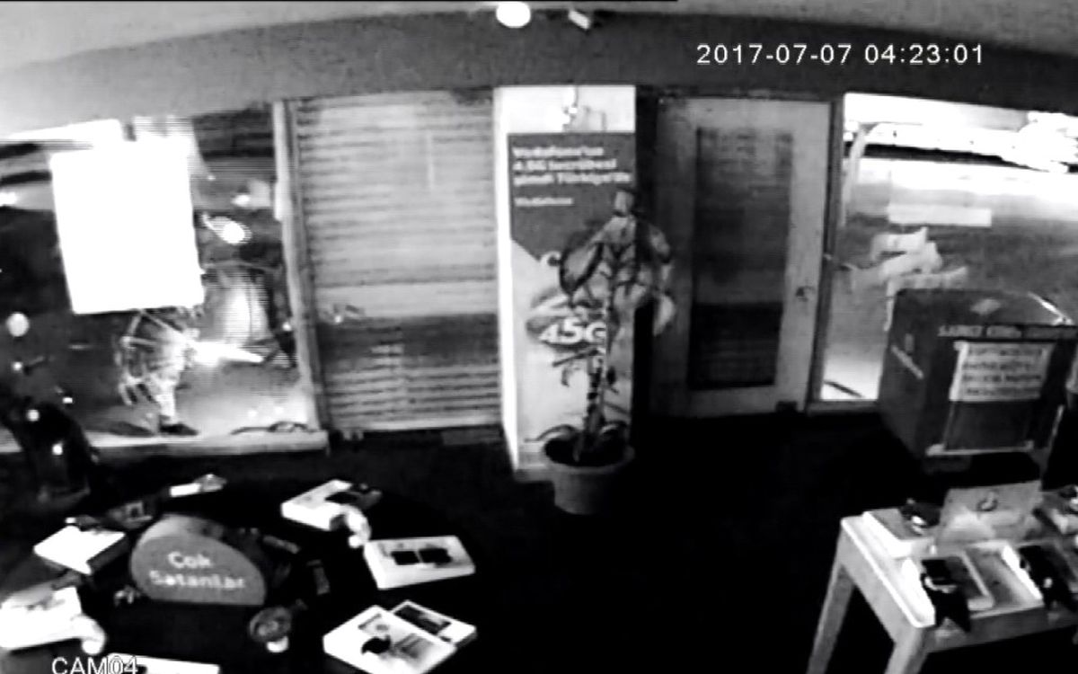 Hırsızlar 20 Saniyede 6 Adet Cep Telefonunu Çaldı