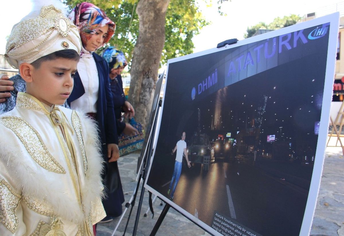 İhlas Haber Ajansı\'nın "Oradaydık, Unutmadık, Unutturmadık" Adlı Fotoğraf Sergisine Vatandaşlar...