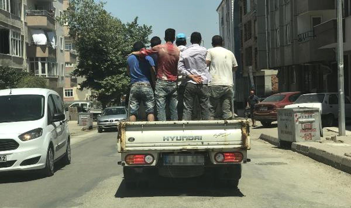 İşçilerin Kamyonet Kasasında Tehlikeli Yolculuğu