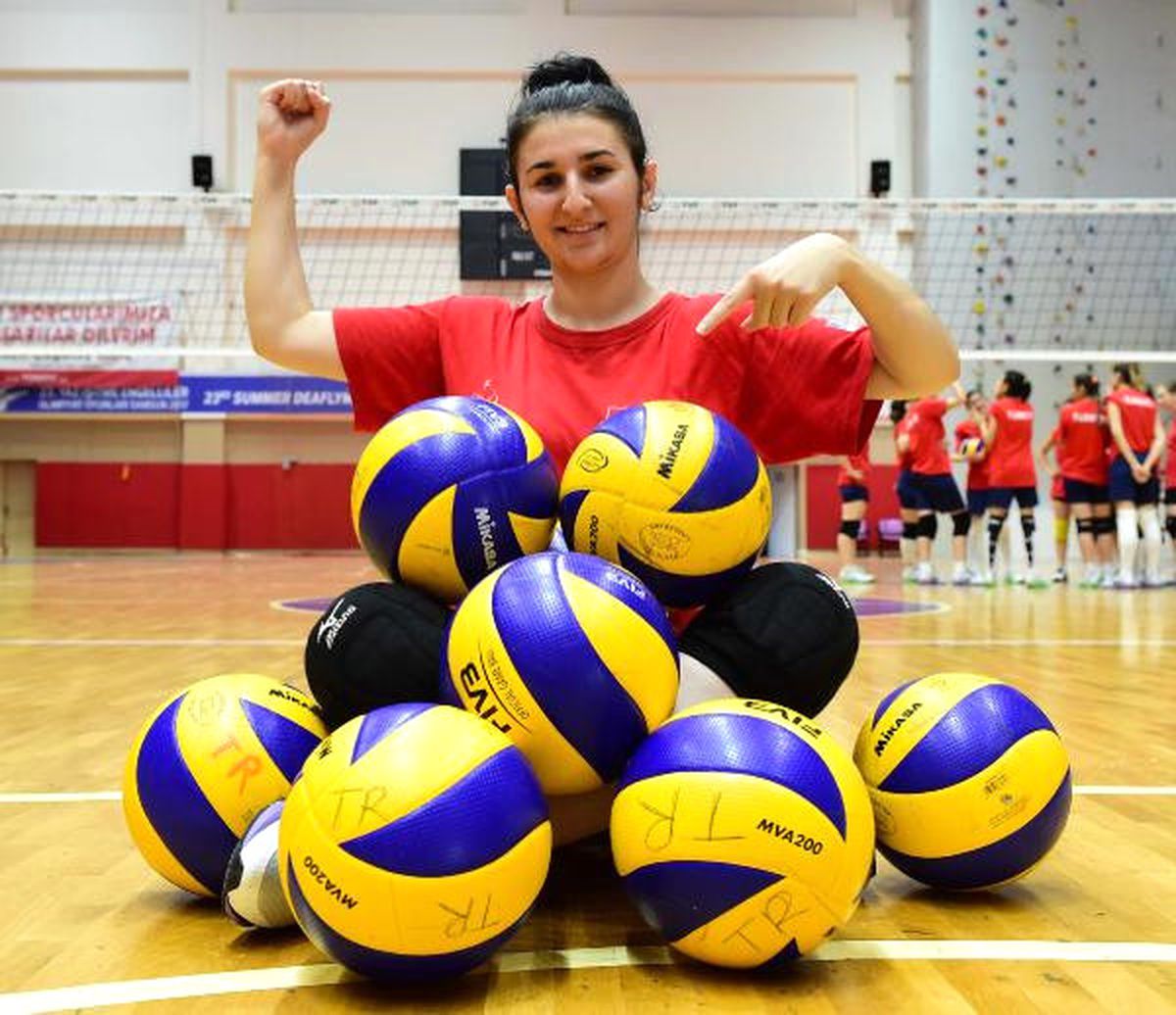 İşitme Engelli Esra, 6 Yıl Boyunca Çalışıp Milli Formayı Giydi