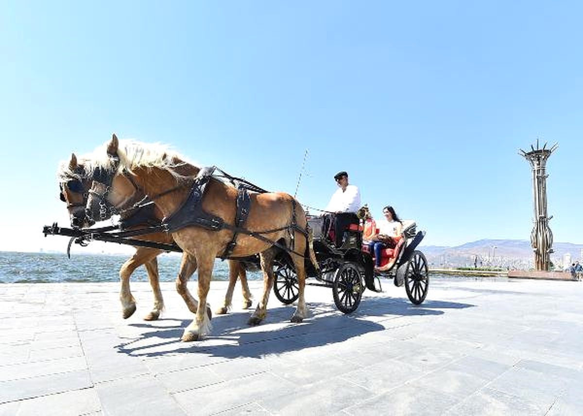 İzmir\'de \'Alo Fayton\' Hizmeti Başladı