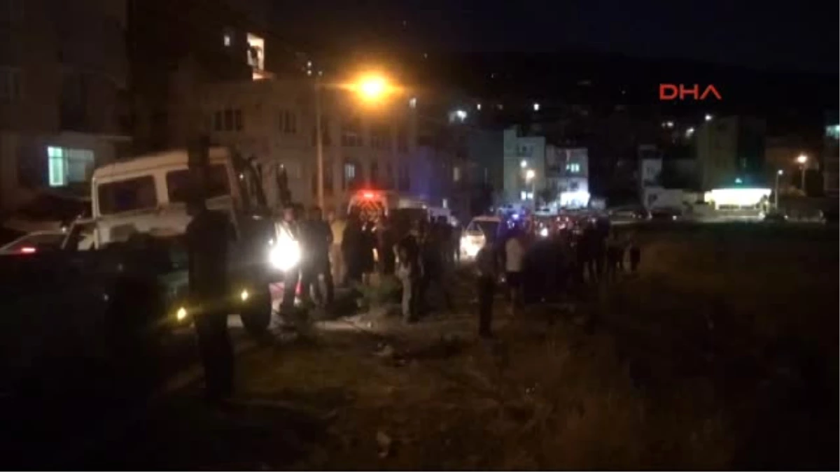 Izmir\'de Otomobil Şarampole Yuvarlandı 4 Yaralı