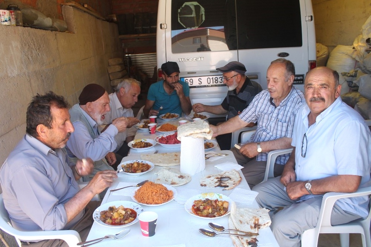 Mahalleli Ekmeğini Tandırdan Çıkarıyor