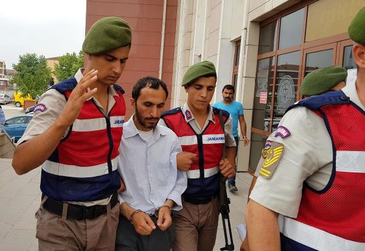 Otobüsteki Türk Bayrağını İndirmek İsteyen Yolcuya Gözaltı (2)