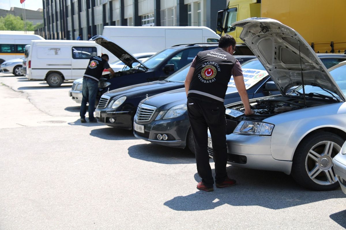 Otomobil Çetesi\' Operasyonu: 20 Lüks Araca El Kondu