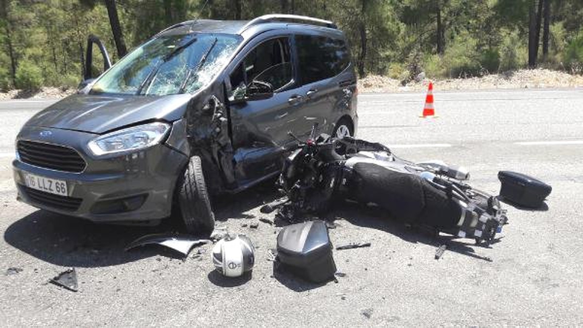Otomobile Çarpan Motosikletin Sürücüsü Yaşamını Yitirdi