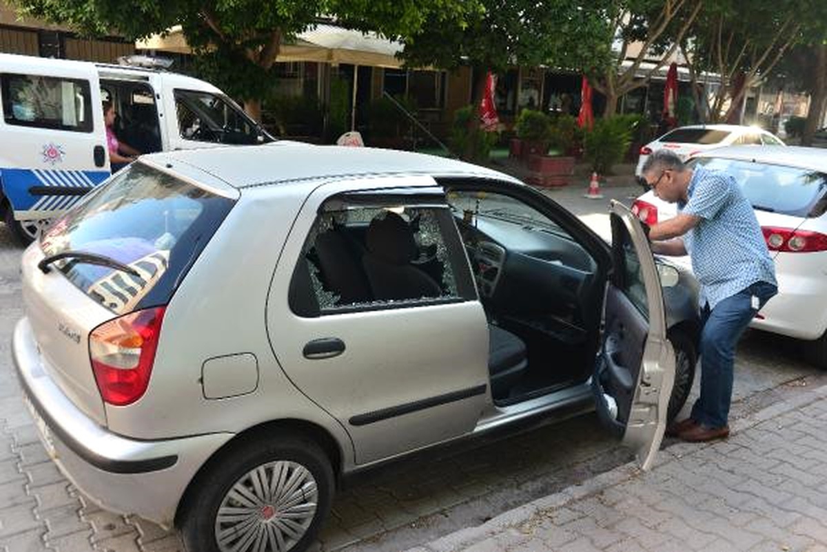 Otomobilin Camını Kırıp 700 Lira Çaldılar