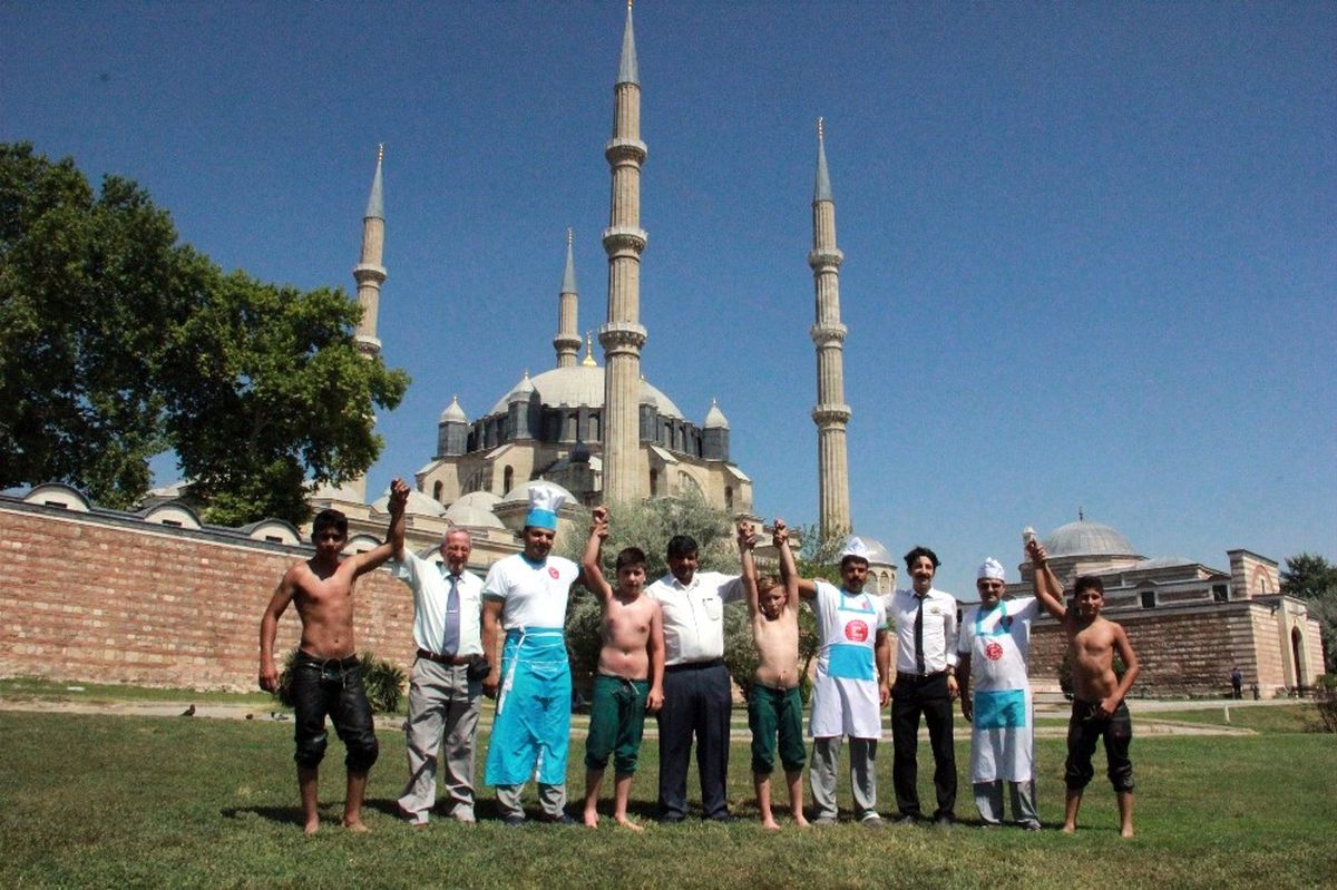 Kırkpınar\'ın Minik Pehlivanlarına Esnaftan Büyük Destek