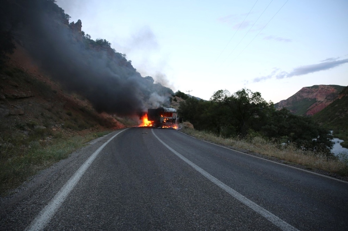 PKK\'lılar, Tunceli-Pülümür Karayolunda Araç Yaktı