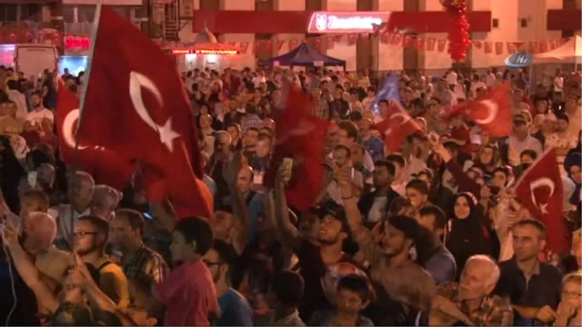 Sakarya\'da \'Demokrasi Nöbeti\' Geniş Katılımla Başladı