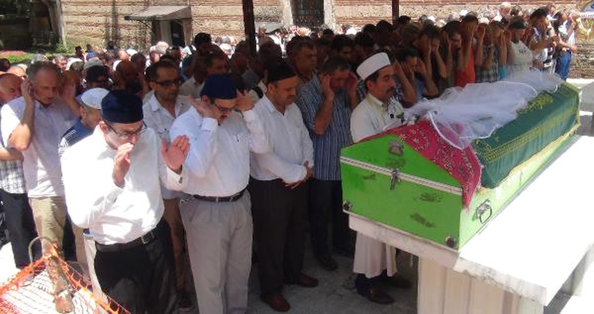 Sena, Tabutunun Üzerine Gelinlik Koyularak Son Yolculuğuna Uğurlandı