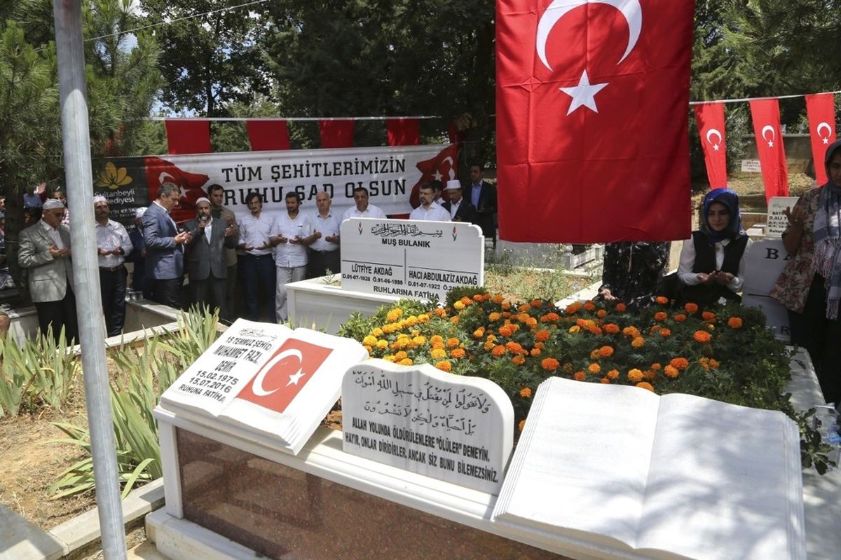 Sultanbeyli\'de Şehitlerin Kabirleri Ziyaret Edildi