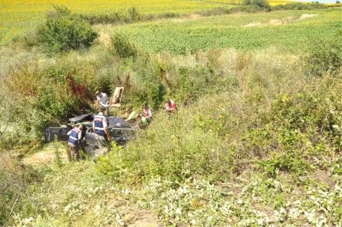 Tarlaya Uçan Otomobilin Sürücüsü Ağır Yaralandı