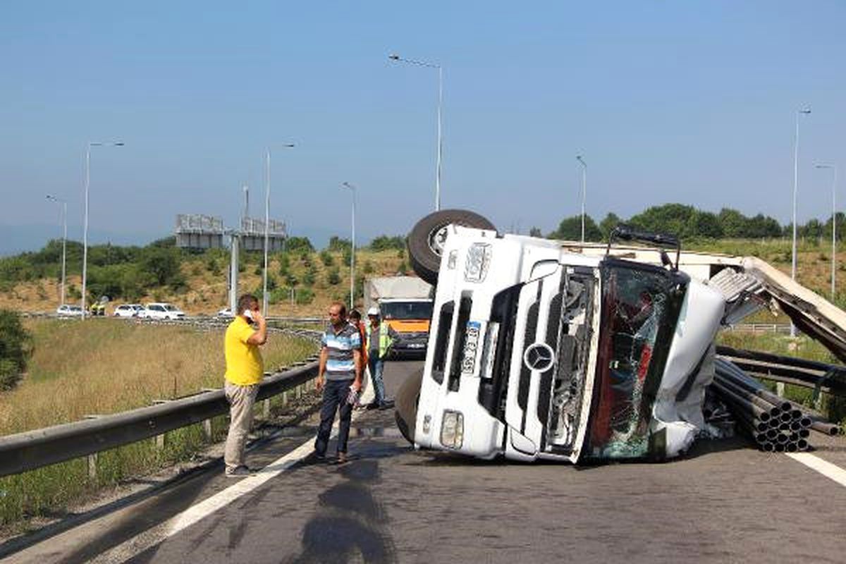 Tem Bağlantı Yolunda Devrilen Tır\'ın Sürücüsü Yaralandı