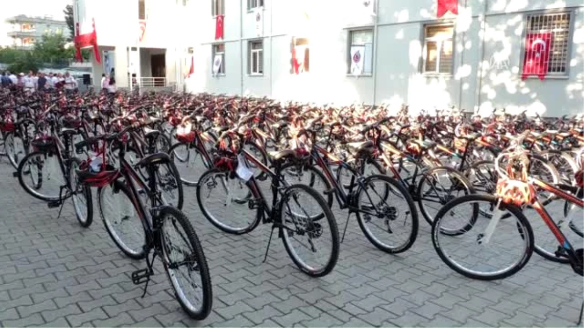 Teog\'da Başarı Gösteren Öğrencilere Bisiklet