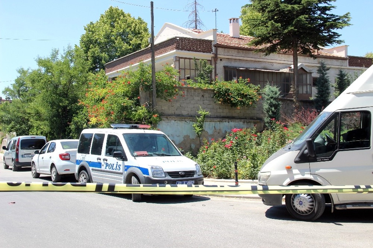 Teröristlerin Evinde 3 Kilo Tnt Patlayıcı ve Canlı Bomba Yeleği Bulundu