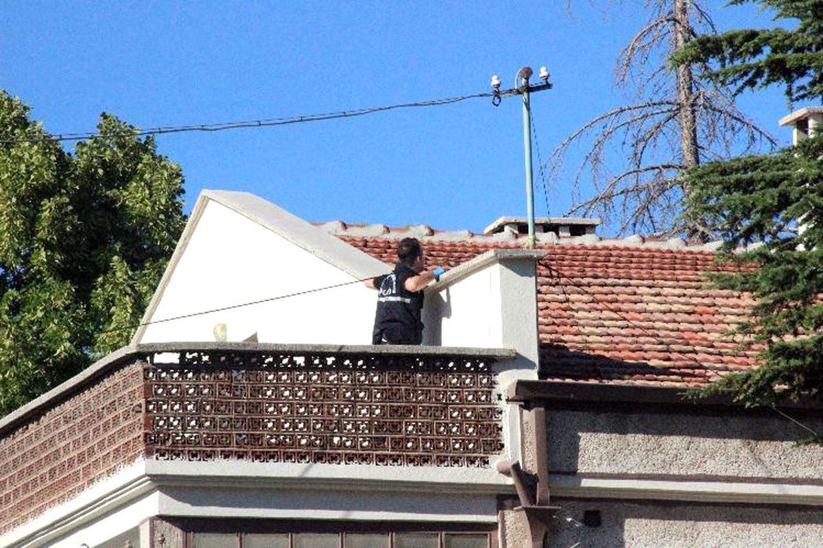 Teröristlerin Evinden Tnt ve Canlı Bomba Yeleği Çıktı