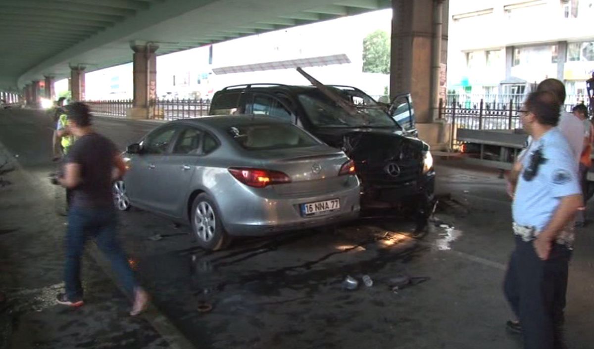 Ters Öne Giren Araç Minibüsle Çarpıştı