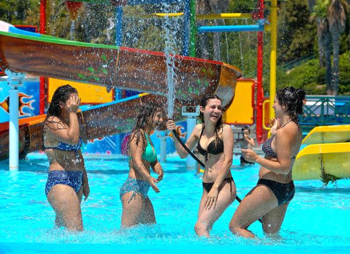Turistler Sulu Eğlencede Serinledi