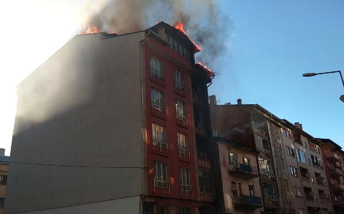 Tutuşan Isı Yalıtımı Apartmanı Yaktı