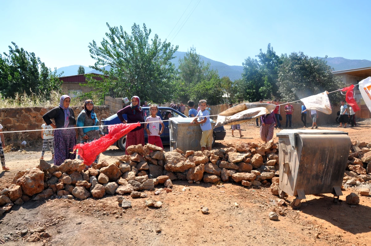 Yolu Yapılmayan Köylü Kadınlar Yolları Kapatarak Amaçlarına Ulaştı