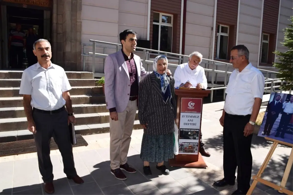 15 Temmuz Fotoğraf Sergisinde Fatma Nine Duygulandırdı