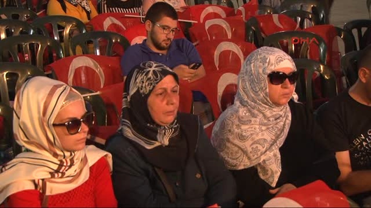 15 Temmuz Gecesi Cumhurbaşkanına Teslim Edilmek Üzere 41 Şehit Yakını ve Gaziye Türk Bayrağı Verildi