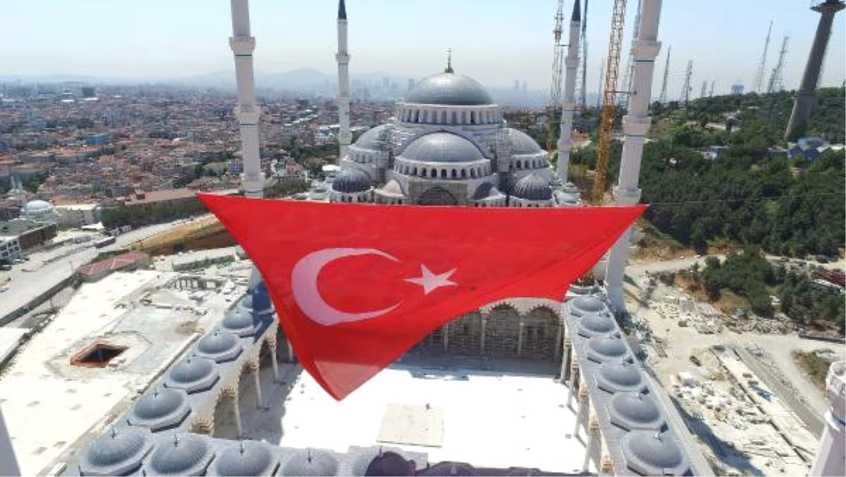 15 Temmuz Şehitleri Anısına Çamlıca Camii\'ne Dev Bayrak Asıldı