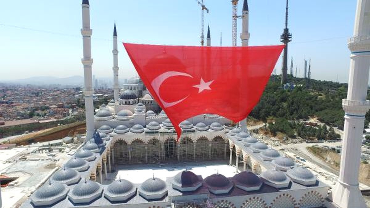 15 Temmuz Şehitleri Anısına Çamlıca Camine Dev Bayrak Asıldı
