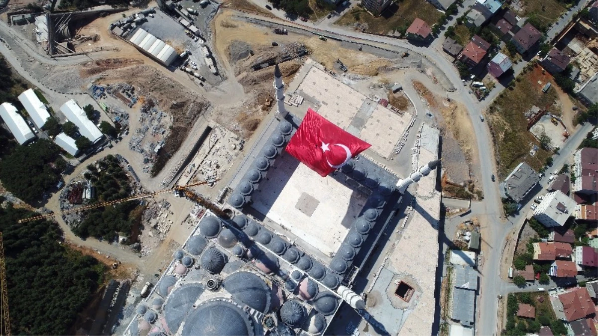 15 Temmuz Şehitleri İçin Çamlıca Camii\'ne Asılan Dev Türk Bayrağı Havadan Görüntülendi