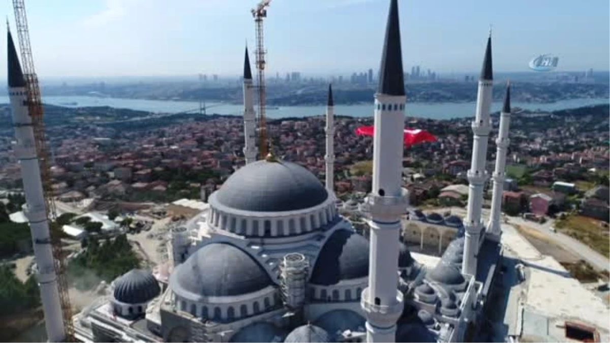 15 Temmuz Şehitleri İçin Çamlıca Camii\'ne Asılan Dev Türk Bayrağı Havadan Görüntülendi