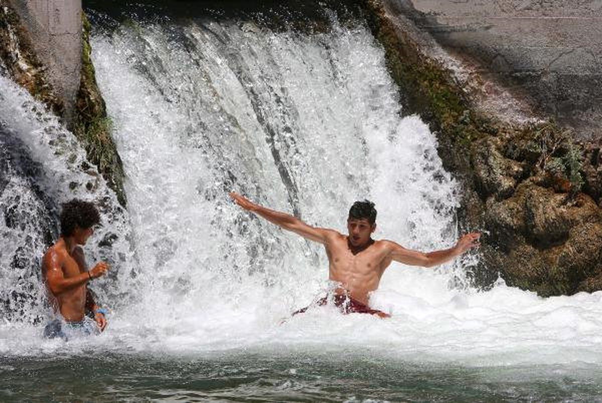 Antalya\'da Kanal Suyunda Serinlik