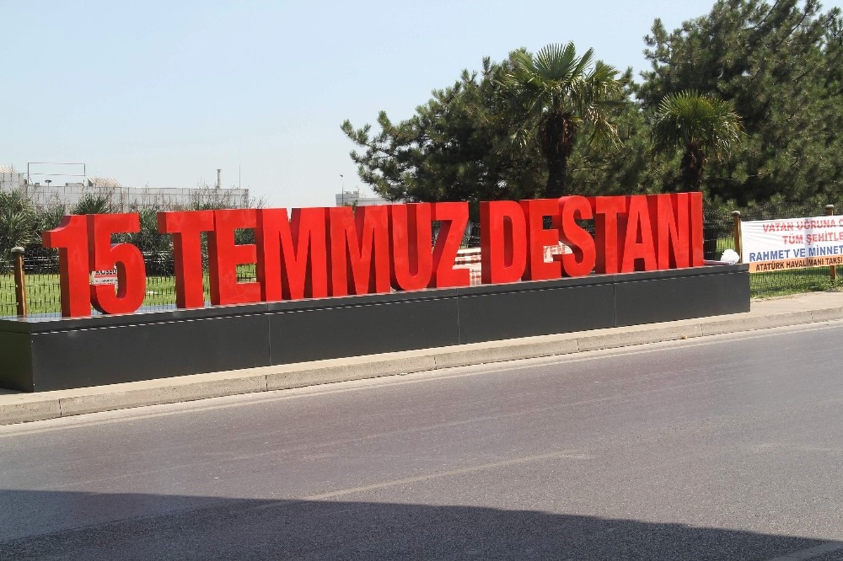 Atatürk Havalimanı\'na "15 Temmuz Destanı" Yazısı Konuldu
