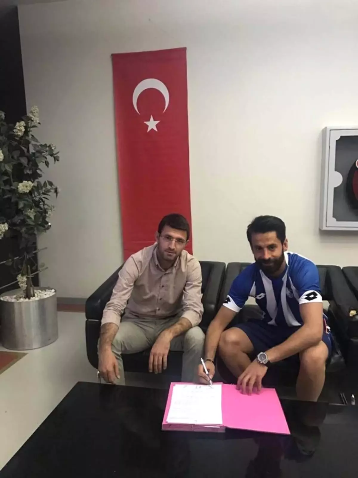 B.b.erzurumspor, İç Transferde Üç Oyuncusu ile Sözleşme İmzaladı