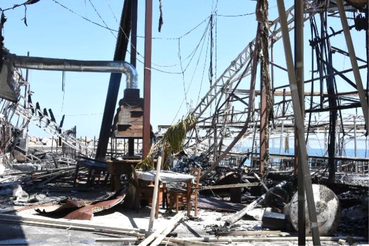 Balıkçı Barınağındaki Yangında 2 Restoran Kül Oldu, Sahil Güvenlik Binası Zarar Gördü (2)