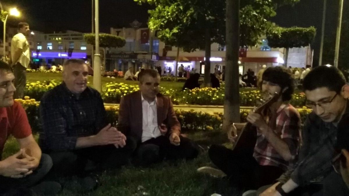 Başkan Zeki Toçoğlu Gençlerle Türkü Söyledi