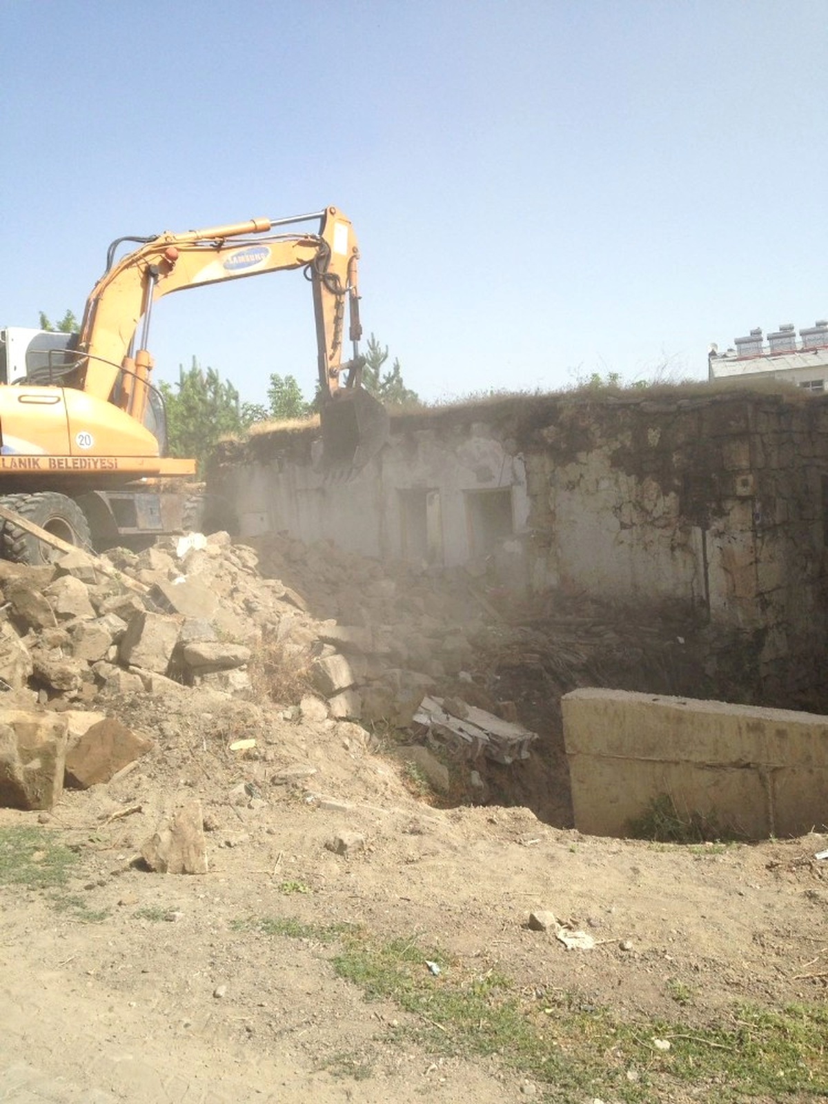 Bulanık\'taki Metruk Yapıların Yıkımına Başlandı