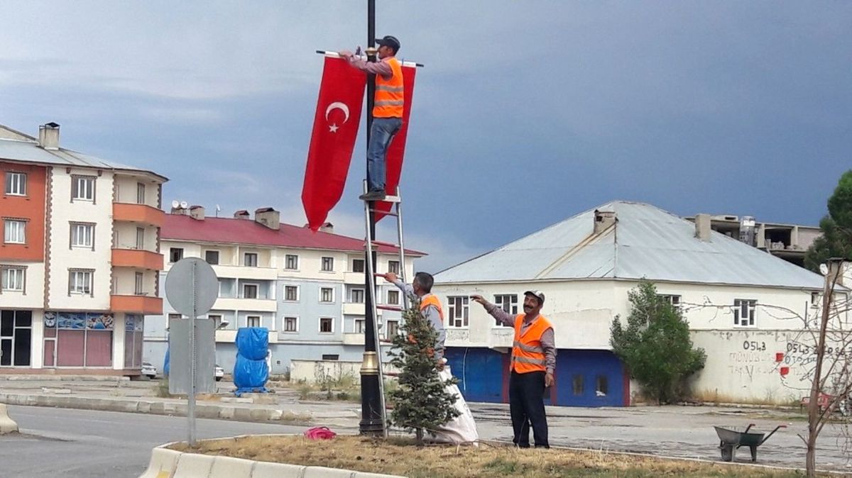Çaldıran Bayraklarla Süslendi