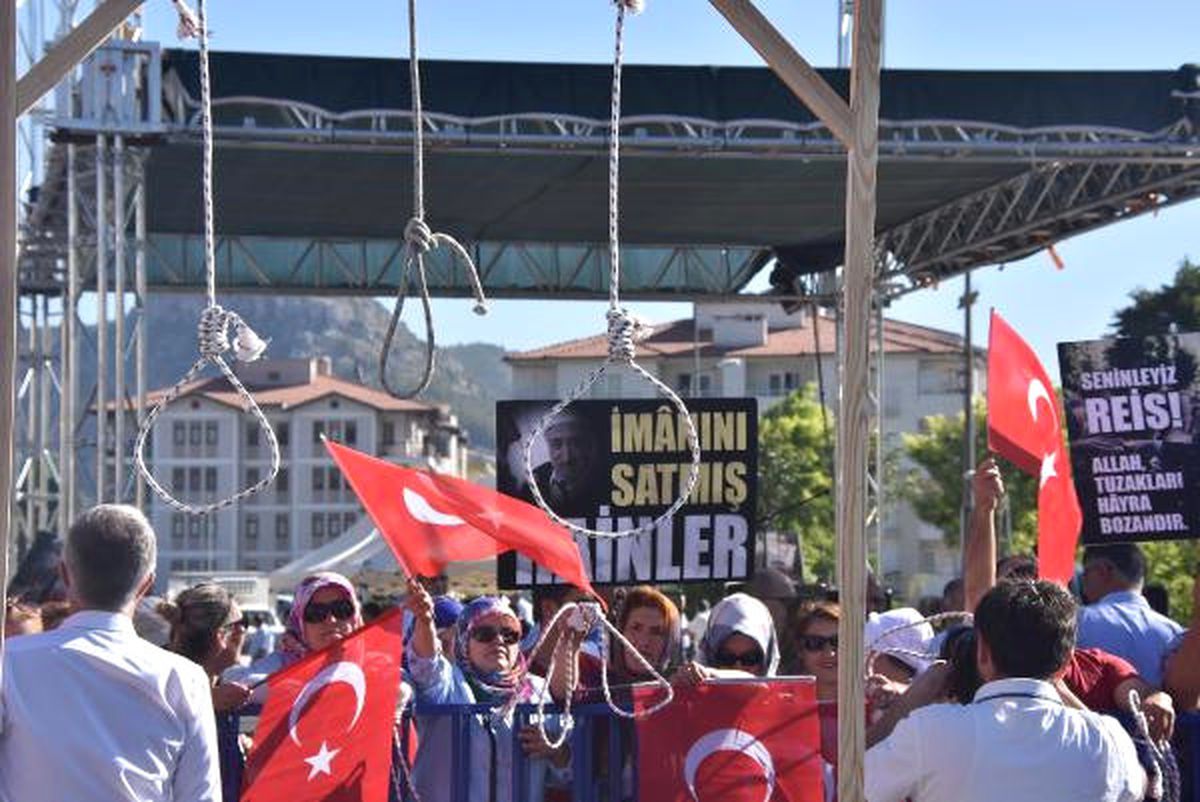 Cumhurbaşkanı\'na Suikast Timi Davasında, Duruşma Salonu Dışına Darağacı Kuruldu