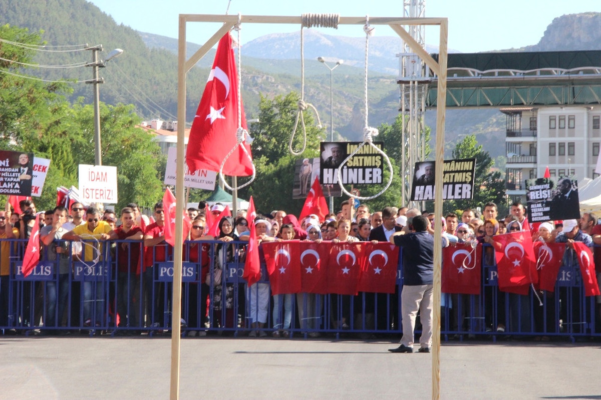 Cumhurbaşkanı\'na Suikast Timi Davasında, Duruşma Salonu Dışına Darağacı Kuruldu (5)