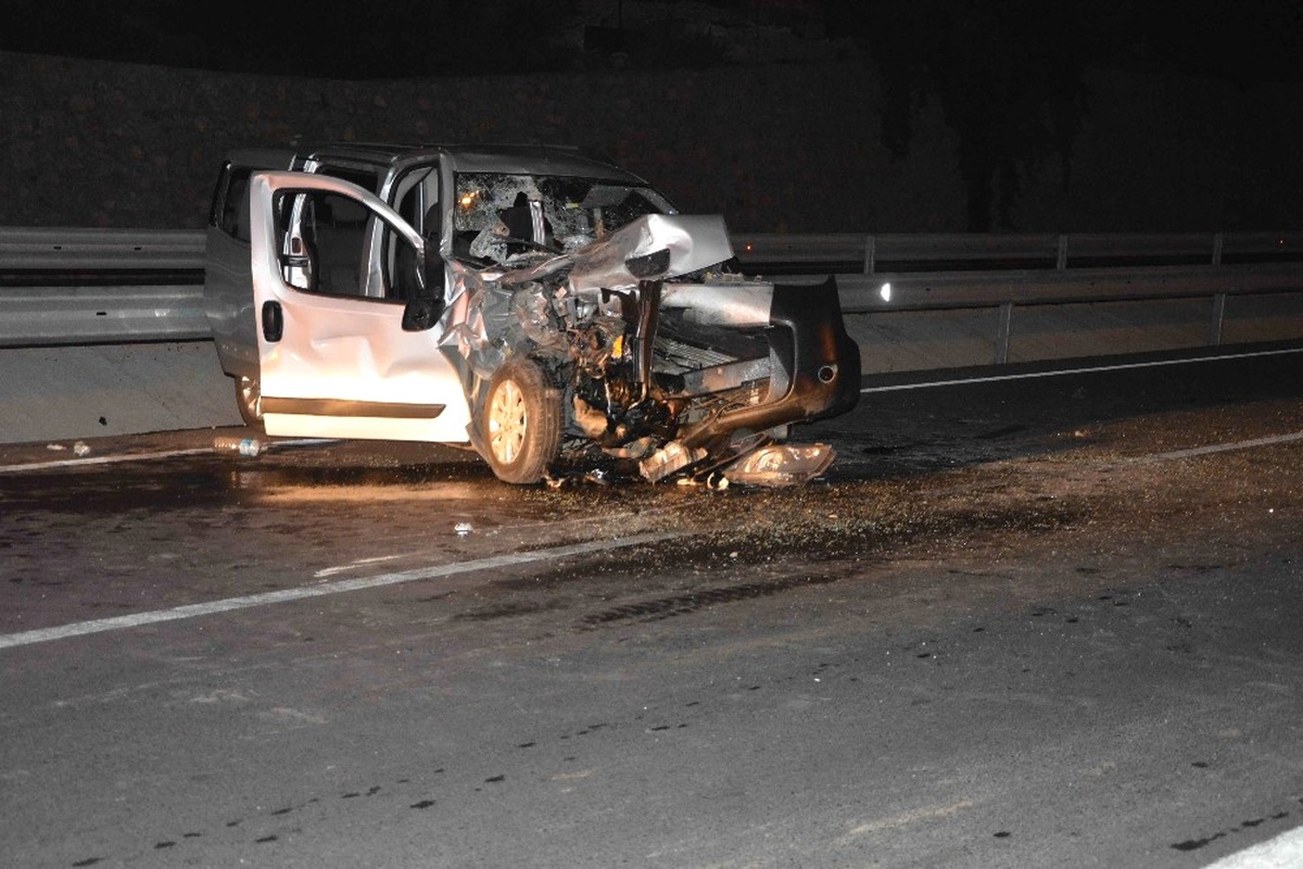 Dalaman\'da Otomobil Kamyona Arkadan Çarptı; 4 Yaralı