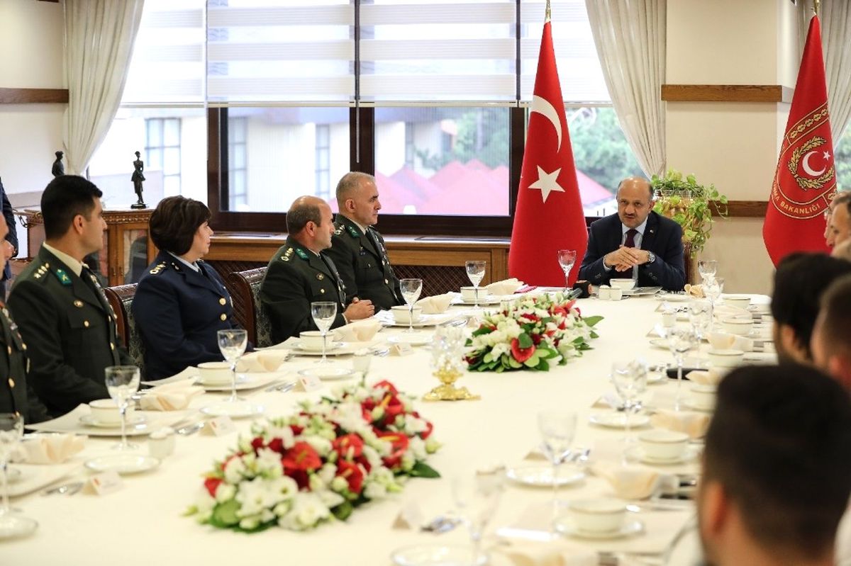 Dha Ankara- Milli Savunma Bakanı Işık 15 Temmuz\'da Gazi Olan Askerlerle Bir Araya Geldi