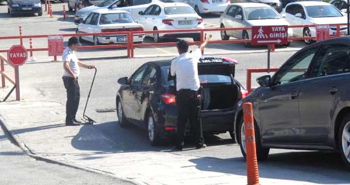 Dha İstanbul - Anadolu Adalet Sarayı\'nda Polisi Alarma Geçiren İhbar;otoparklar Giriş Çıkışa...