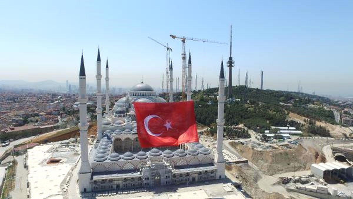 Dha İstanbul- (Havadan Görüntüyle) - 15 Temmuz Şehitleri Anısına Çamlıca Camii\'ne Dev Bayrak Asıldı