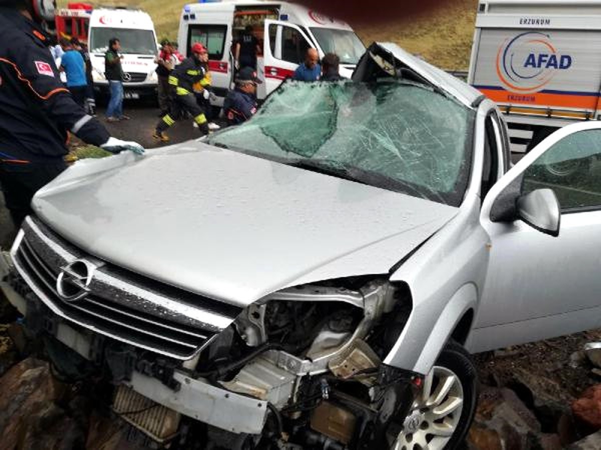 Erzurum\'da Otomobille Kamyonet Çarpıştı: 3 Ölü, 1 Yaralı