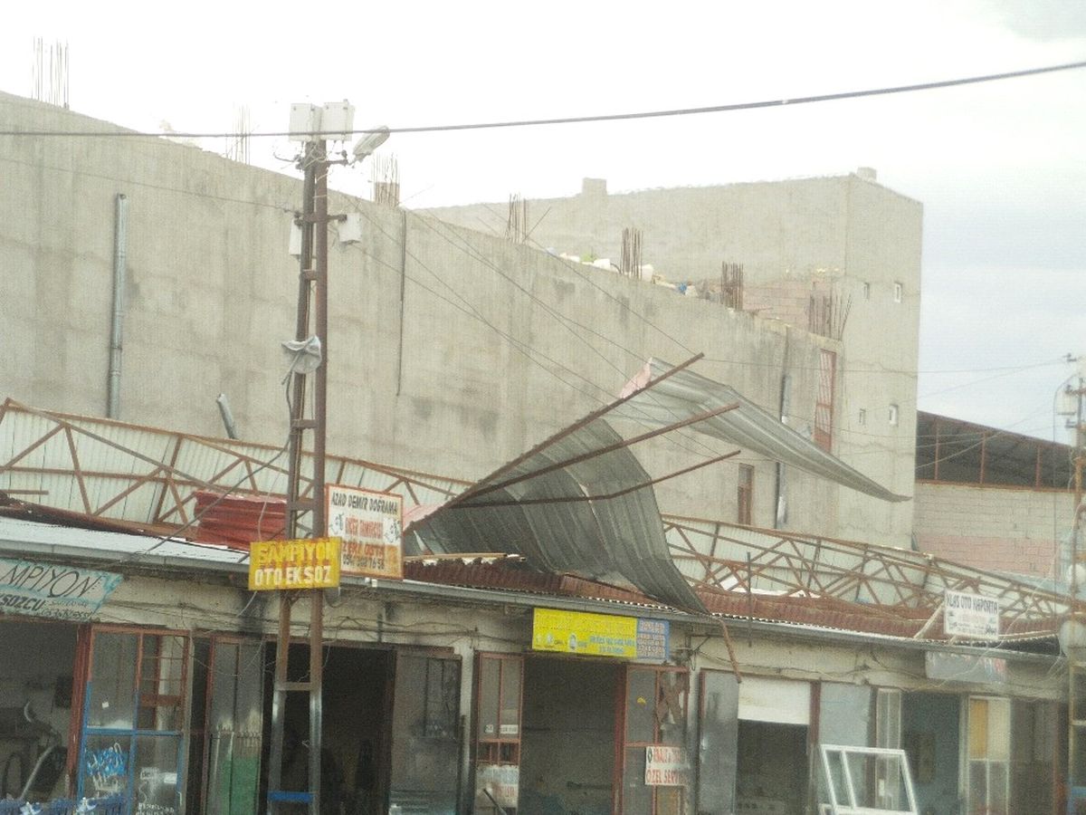 Fırtına Çatıları Uçurdu