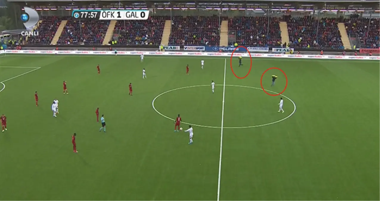 Galatasaray\'ın Maçında Sahaya Giren İki Terör Örgütü Sempatizanı, Öcalan Posteri Açtı