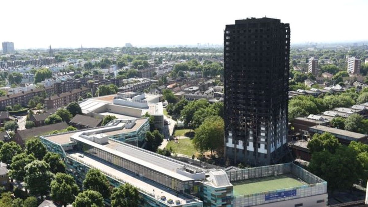 Grenfell Tower\'daki Yangında \'Olduğunuz Yerde Kalın\' Talimatı İki Saat Sürdü
